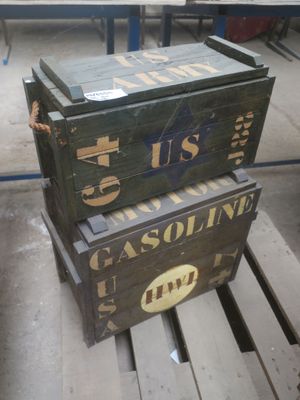 boîtes empilées les unes sur les autres sur une palette dans un entrepôt