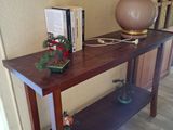 une table en bois sur laquelle est posée une lampe