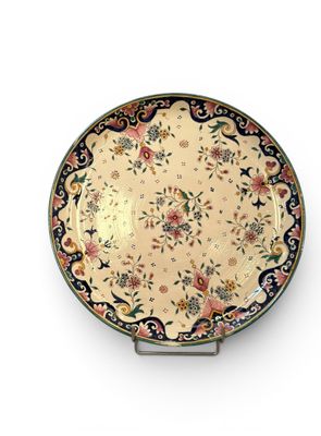 une assiette ornée d'un motif floral sur une surface blanche