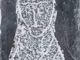 un dessin en noir et blanc représentant le visage d'une femme sur une feuille de papier