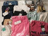 une boîte remplie de vêtements posée sur une table