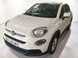 Le SUV Fiat blanc est garé dans une pièce blanche