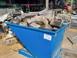 une benne bleue remplie de bois dans une cour