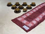 un grand nombre de tasses et de soucoupes sur une table