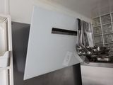 une photo d'une cuisine équipée d'appareils électroménagers et d'ustensiles en inox