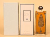 l'image d'un flacon de parfum posé à côté d'une boîte