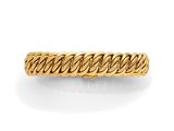 une bague en or jaune ornée d'un motif de corde torsadée