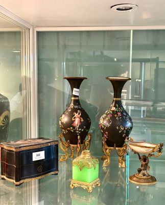 trois vases exposés dans une vitrine