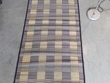 un tapis posé au sol à côté d'un bureau d'ordinateur