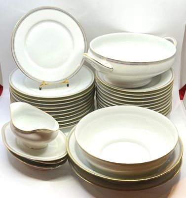 Ch. FIELD HAVILLAND à Limoges. Partie de service en porcelai…