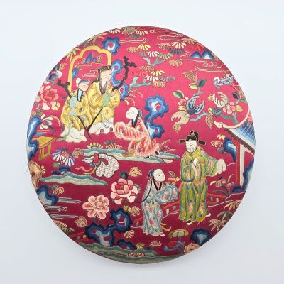 une image représentant une boîte ronde sur laquelle figurent des personnes