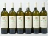 six bouteilles de vin blanc sont alignées