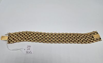 une image d'un bracelet en or sur une surface blanche