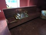un canapé et une table dans le coin d'une pièce
