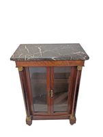 Vitrine en acajou et placage d'acajou ouvrant par deux porte… (photo 2)