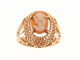 un gros plan d'une bague en or ornée d'un camée sculpté représentant une femme