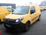 une camionnette jaune et noire garée sur un parking à côté d'autres camionnettes