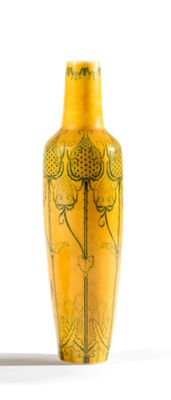 un vase jaune posé sur une surface blanche, avec un fond blanc