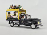 un camion miniature sur lequel sont empilés tout un tas d'objets