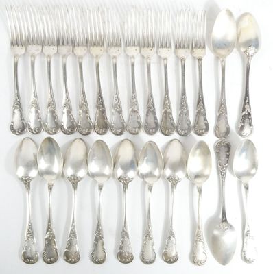 beaucoup de cuillères en argent et de cuillères sur la table