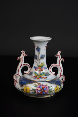 un vase blanc orné d'un motif floral
