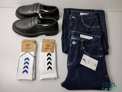une paire de chaussures noires, un jean bleu et une paire de chaussettes blanches