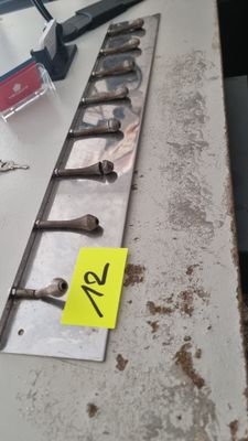 une photo d'une table sur laquelle sont posés tout un tas d'outils