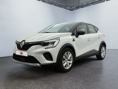 Une voiture blanche est garée dans une pièce blanche au sol noir.