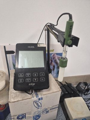 un petit appareil posé sur une boîte