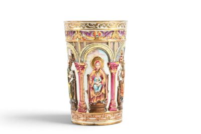 un vase sur lequel figure la photo d'une femme
