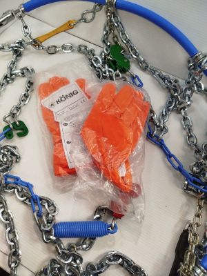 un sac de carottes attaché à une chaîne posée sur une table