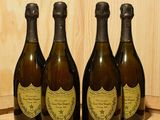 trois bouteilles de champagne posées sur un tonneau en bois