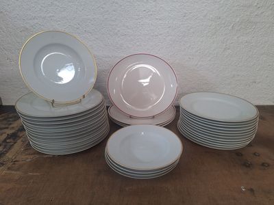un grand nombre d'assiettes posées sur une table