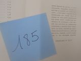 un morceau de papier sur lequel est collé un autocollant bleu