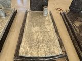 deux pierres tombales en granit noir exposées dans un magasin