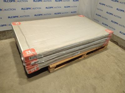 de nombreux matelas empilés sur des palettes dans une pièce