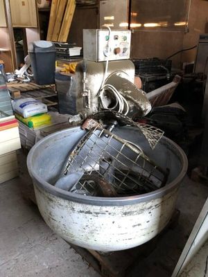 -1 pétrin sans marque apparente à bâti-châssis blanc, cuve d…