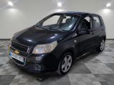 une photo d'une Chevrolet Aveo noire garée dans un garage
