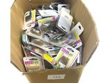 une boîte en carton remplie d'articles divers, parmi lesquels des brosses à dents, du dentifrice, du dentifrice, du dentifrice, du dentifrice,