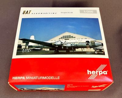 une boîte sur laquelle est représenté un avion
