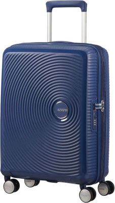 un gros plan d'une valise bleue à roulettes sur fond blanc