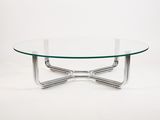 une table basse en verre avec des pieds chromés et un plateau en verre
