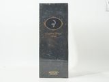 un flacon de parfum posé sur une table