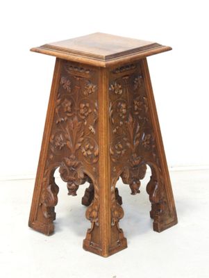 une photo d'une table en bois dont le plateau est sculpté