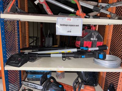 une étagère avec des outils et une pancarte dessus