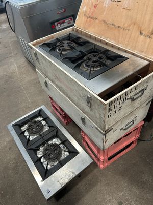 une caisse en bois contenant un réchaud à gaz