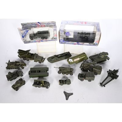 une grande quantité de petits véhicules militaires miniatures dans une boîte