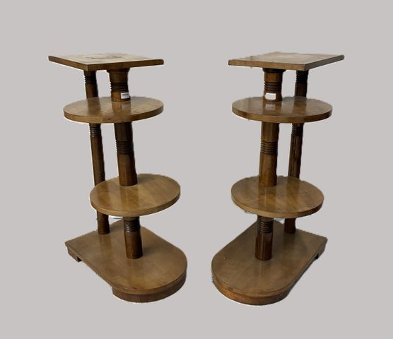 Paire de guéridons vers 1930 d’époque art décor à trois tablettes