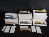 la boîte contient de nombreux types de camions miniatures différents