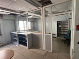 une pièce contenant un bureau, des étagères et une chaise